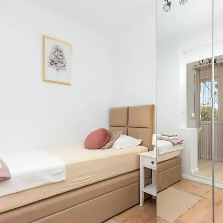 Carlissima Garden 公寓 特罗吉尔